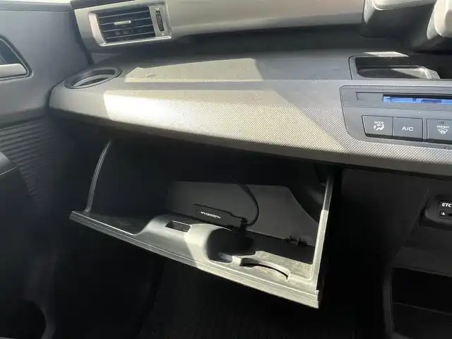 ホンダ フリード ハイブリット ジャストセレクション 兵庫県 2014(平26)年 7.4万km プレミアムスパークルブラックパール (株)IDOMが運営する【じしゃロン神戸名谷店】の自社ローン専用車両になりますこちらは現金またはオートローンご利用時の価格です。自社ローンご希望の方は別途その旨お申付け下さい。/両側パワースライドドア/クルーズコントロール/純正メモリナビ【VXM-155VSi】/(DVD/ワンセグTV/Bluetooth)/ステアリングスイッチ/バックカメラ/ビルトインETC/前方ドライブレコーダー/横滑り防止機能/スマートキー/HIDヘッドライト/ウィンカーミラー/スタッドレスタイヤ積込/新車時保証書/取扱説明書