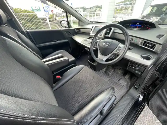 ホンダ フリード ハイブリット ジャストセレクション 兵庫県 2014(平26)年 7.4万km プレミアムスパークルブラックパール (株)IDOMが運営する【じしゃロン神戸名谷店】の自社ローン専用車両になりますこちらは現金またはオートローンご利用時の価格です。自社ローンご希望の方は別途その旨お申付け下さい。/両側パワースライドドア/クルーズコントロール/純正メモリナビ【VXM-155VSi】/(DVD/ワンセグTV/Bluetooth)/ステアリングスイッチ/バックカメラ/ビルトインETC/前方ドライブレコーダー/横滑り防止機能/スマートキー/HIDヘッドライト/ウィンカーミラー/スタッドレスタイヤ積込/新車時保証書/取扱説明書