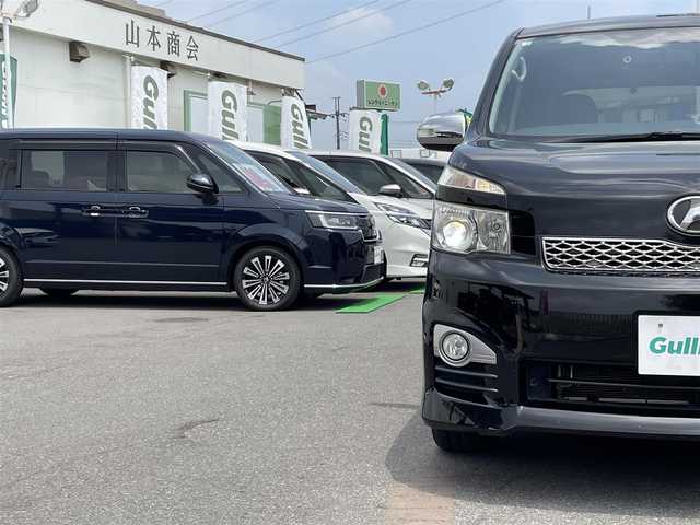 トヨタ ヴォクシー ZS 煌Ⅱ 千葉県 2012(平24)年 8万km ブラック 純正8インチSDナビ/Bluetooth/バックカメラ/フルセグTV/CD・DVD再生/AM・FMラジオ/ETC/両側パワースライドドア/純正後席モニター/純正16インチアルミホイール/LEDヘッドライト/プッシュスタート/スマートキー/スペアキー/取扱説明書＆保証書