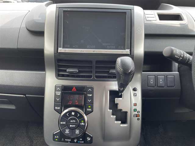 トヨタ ヴォクシー ZS 煌Ⅱ 千葉県 2012(平24)年 8万km ブラック 純正8インチSDナビ/Bluetooth/バックカメラ/フルセグTV/CD・DVD再生/AM・FMラジオ/ETC/両側パワースライドドア/純正後席モニター/純正16インチアルミホイール/LEDヘッドライト/プッシュスタート/スマートキー/スペアキー/取扱説明書＆保証書