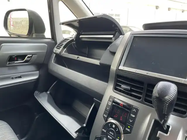 トヨタ ヴォクシー ZS 煌Ⅱ 千葉県 2012(平24)年 8万km ブラック 純正8インチSDナビ/Bluetooth/バックカメラ/フルセグTV/CD・DVD再生/AM・FMラジオ/ETC/両側パワースライドドア/純正後席モニター/純正16インチアルミホイール/LEDヘッドライト/プッシュスタート/スマートキー/スペアキー/取扱説明書＆保証書