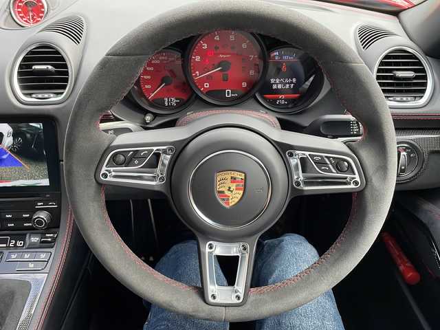 ポルシェ ７１８スパイダー 大阪府 2020(令2)年 1万km ガーズレッド ワンオーナー/ソフトトップオープン/純正ナビ（CD/AM/FM/jukebox/電話）/バックカメラ/ETC2.0/ブルメスターハイエンドサラウンドサウンドシステム/マルチファンクションステアリングホイール/ステアリングヒーター/Race-Tex（レーステックス）ステアリング（赤刺繍）/スマートキー×２/パワーシート/スポーツシートプラス/Race-Tex（レーステックス）×レザーシート/シートヒーター/カラーシートベルト/コントラストカラーステッチ/レザーサンバイザー/カーボンインテリアパッケージ/カーボンドアシルガード/AUTO BLIP/ESC OFF/ESC＋TC　OFF　切り替えボタン/スポーツクロノパッケージ/PASM/スポーツエキゾースト/トラクションコントール/ヒルスタートアシスト/20インチ718CaymanGT4ホイール　サテンプラチナ/サテン　オーラム塗装/ポルシェダイナミックライトシステムプラス/LEDヘッドライト/保証書/取扱説明書