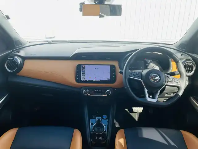 日産 キックス X ツートーンインテリアED 熊本県 2021(令3)年 3.2万km ブリリアントホワイトパール 純正ナビ/・AM/FM/CD/DVD/BT/SD/・フルセグTV/・バックカメラ/デジタルインナーミラー/インテリジェントエマージェンシーブレーキ/踏み間違い衝突防止アシスト/プロパイロット/インテリジェントアラウンドビューモニター/インテリジェントFCW/車線逸脱警報/後方車両検知警報/後退時車両検知警報/ハイビームアシスト/電動パーキングブレーキ/・ブレーキホールド/革巻きステアリング/・ステアリングスイッチ/・ハンドルヒーター/・D・N席パワーシート/・前方シートヒーター/社外ETC/前後ドライブレコーダー/フォグライト/純正１７インチAW/純正フロアマット/ドアバイザー/トノカバー/TVキャンセラー/プッシュスタート/スマートキー