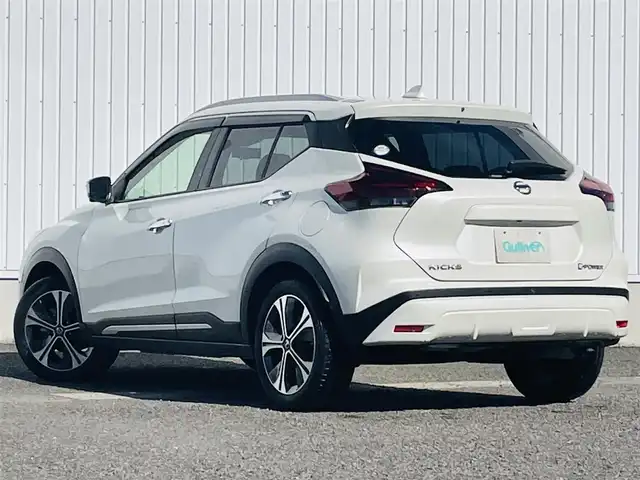 日産 キックス X ツートーンインテリアED 熊本県 2021(令3)年 3.2万km ブリリアントホワイトパール 純正ナビ/・AM/FM/CD/DVD/BT/SD/・フルセグTV/・バックカメラ/デジタルインナーミラー/インテリジェントエマージェンシーブレーキ/踏み間違い衝突防止アシスト/プロパイロット/インテリジェントアラウンドビューモニター/インテリジェントFCW/車線逸脱警報/後方車両検知警報/後退時車両検知警報/ハイビームアシスト/電動パーキングブレーキ/・ブレーキホールド/革巻きステアリング/・ステアリングスイッチ/・ハンドルヒーター/・D・N席パワーシート/・前方シートヒーター/社外ETC/前後ドライブレコーダー/フォグライト/純正１７インチAW/純正フロアマット/ドアバイザー/トノカバー/TVキャンセラー/プッシュスタート/スマートキー