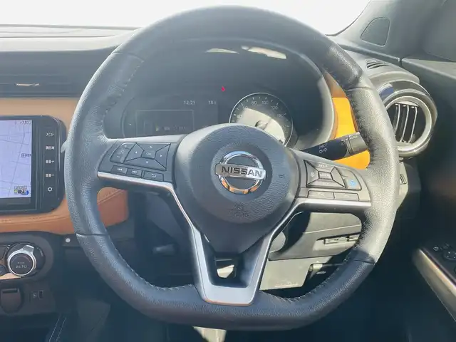日産 キックス X ツートーンインテリアED 熊本県 2021(令3)年 3.2万km ブリリアントホワイトパール 純正ナビ/・AM/FM/CD/DVD/BT/SD/・フルセグTV/・バックカメラ/デジタルインナーミラー/インテリジェントエマージェンシーブレーキ/踏み間違い衝突防止アシスト/プロパイロット/インテリジェントアラウンドビューモニター/インテリジェントFCW/車線逸脱警報/後方車両検知警報/後退時車両検知警報/ハイビームアシスト/電動パーキングブレーキ/・ブレーキホールド/革巻きステアリング/・ステアリングスイッチ/・ハンドルヒーター/・D・N席パワーシート/・前方シートヒーター/社外ETC/前後ドライブレコーダー/フォグライト/純正１７インチAW/純正フロアマット/ドアバイザー/トノカバー/TVキャンセラー/プッシュスタート/スマートキー