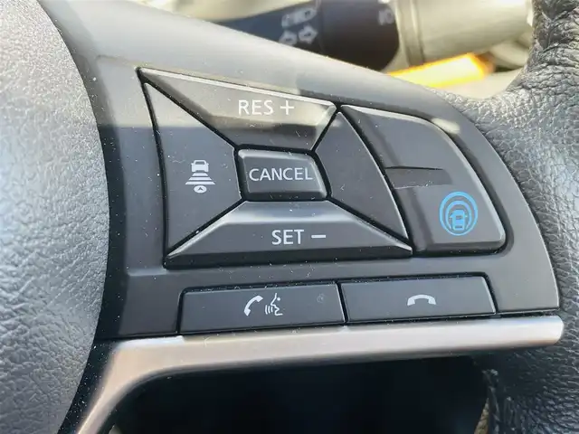 日産 キックス X ツートーンインテリアED 熊本県 2021(令3)年 3.2万km ブリリアントホワイトパール 純正ナビ/・AM/FM/CD/DVD/BT/SD/・フルセグTV/・バックカメラ/デジタルインナーミラー/インテリジェントエマージェンシーブレーキ/踏み間違い衝突防止アシスト/プロパイロット/インテリジェントアラウンドビューモニター/インテリジェントFCW/車線逸脱警報/後方車両検知警報/後退時車両検知警報/ハイビームアシスト/電動パーキングブレーキ/・ブレーキホールド/革巻きステアリング/・ステアリングスイッチ/・ハンドルヒーター/・D・N席パワーシート/・前方シートヒーター/社外ETC/前後ドライブレコーダー/フォグライト/純正１７インチAW/純正フロアマット/ドアバイザー/トノカバー/TVキャンセラー/プッシュスタート/スマートキー