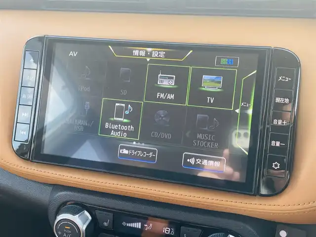 日産 キックス X ツートーンインテリアED 熊本県 2021(令3)年 3.2万km ブリリアントホワイトパール 純正ナビ/・AM/FM/CD/DVD/BT/SD/・フルセグTV/・バックカメラ/デジタルインナーミラー/インテリジェントエマージェンシーブレーキ/踏み間違い衝突防止アシスト/プロパイロット/インテリジェントアラウンドビューモニター/インテリジェントFCW/車線逸脱警報/後方車両検知警報/後退時車両検知警報/ハイビームアシスト/電動パーキングブレーキ/・ブレーキホールド/革巻きステアリング/・ステアリングスイッチ/・ハンドルヒーター/・D・N席パワーシート/・前方シートヒーター/社外ETC/前後ドライブレコーダー/フォグライト/純正１７インチAW/純正フロアマット/ドアバイザー/トノカバー/TVキャンセラー/プッシュスタート/スマートキー