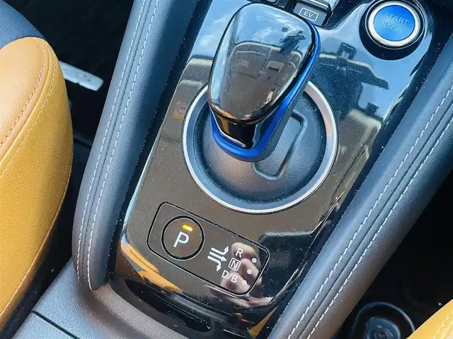 日産 キックス X ツートーンインテリアED 熊本県 2021(令3)年 3.2万km ブリリアントホワイトパール 純正ナビ/・AM/FM/CD/DVD/BT/SD/・フルセグTV/・バックカメラ/デジタルインナーミラー/インテリジェントエマージェンシーブレーキ/踏み間違い衝突防止アシスト/プロパイロット/インテリジェントアラウンドビューモニター/インテリジェントFCW/車線逸脱警報/後方車両検知警報/後退時車両検知警報/ハイビームアシスト/電動パーキングブレーキ/・ブレーキホールド/革巻きステアリング/・ステアリングスイッチ/・ハンドルヒーター/・D・N席パワーシート/・前方シートヒーター/社外ETC/前後ドライブレコーダー/フォグライト/純正１７インチAW/純正フロアマット/ドアバイザー/トノカバー/TVキャンセラー/プッシュスタート/スマートキー