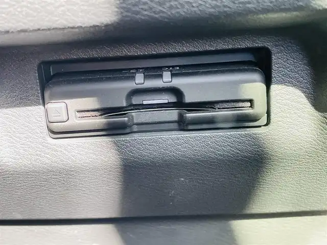 日産 キックス X ツートーンインテリアED 熊本県 2021(令3)年 3.2万km ブリリアントホワイトパール 純正ナビ/・AM/FM/CD/DVD/BT/SD/・フルセグTV/・バックカメラ/デジタルインナーミラー/インテリジェントエマージェンシーブレーキ/踏み間違い衝突防止アシスト/プロパイロット/インテリジェントアラウンドビューモニター/インテリジェントFCW/車線逸脱警報/後方車両検知警報/後退時車両検知警報/ハイビームアシスト/電動パーキングブレーキ/・ブレーキホールド/革巻きステアリング/・ステアリングスイッチ/・ハンドルヒーター/・D・N席パワーシート/・前方シートヒーター/社外ETC/前後ドライブレコーダー/フォグライト/純正１７インチAW/純正フロアマット/ドアバイザー/トノカバー/TVキャンセラー/プッシュスタート/スマートキー