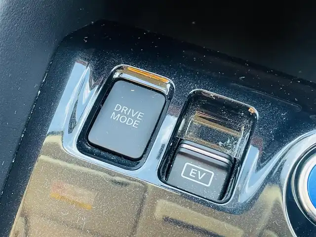 日産 キックス X ツートーンインテリアED 熊本県 2021(令3)年 3.2万km ブリリアントホワイトパール 純正ナビ/・AM/FM/CD/DVD/BT/SD/・フルセグTV/・バックカメラ/デジタルインナーミラー/インテリジェントエマージェンシーブレーキ/踏み間違い衝突防止アシスト/プロパイロット/インテリジェントアラウンドビューモニター/インテリジェントFCW/車線逸脱警報/後方車両検知警報/後退時車両検知警報/ハイビームアシスト/電動パーキングブレーキ/・ブレーキホールド/革巻きステアリング/・ステアリングスイッチ/・ハンドルヒーター/・D・N席パワーシート/・前方シートヒーター/社外ETC/前後ドライブレコーダー/フォグライト/純正１７インチAW/純正フロアマット/ドアバイザー/トノカバー/TVキャンセラー/プッシュスタート/スマートキー