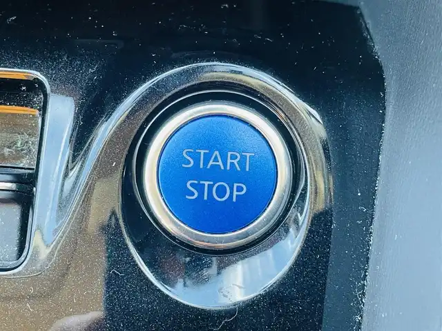 日産 キックス X ツートーンインテリアED 熊本県 2021(令3)年 3.2万km ブリリアントホワイトパール 純正ナビ/・AM/FM/CD/DVD/BT/SD/・フルセグTV/・バックカメラ/デジタルインナーミラー/インテリジェントエマージェンシーブレーキ/踏み間違い衝突防止アシスト/プロパイロット/インテリジェントアラウンドビューモニター/インテリジェントFCW/車線逸脱警報/後方車両検知警報/後退時車両検知警報/ハイビームアシスト/電動パーキングブレーキ/・ブレーキホールド/革巻きステアリング/・ステアリングスイッチ/・ハンドルヒーター/・D・N席パワーシート/・前方シートヒーター/社外ETC/前後ドライブレコーダー/フォグライト/純正１７インチAW/純正フロアマット/ドアバイザー/トノカバー/TVキャンセラー/プッシュスタート/スマートキー