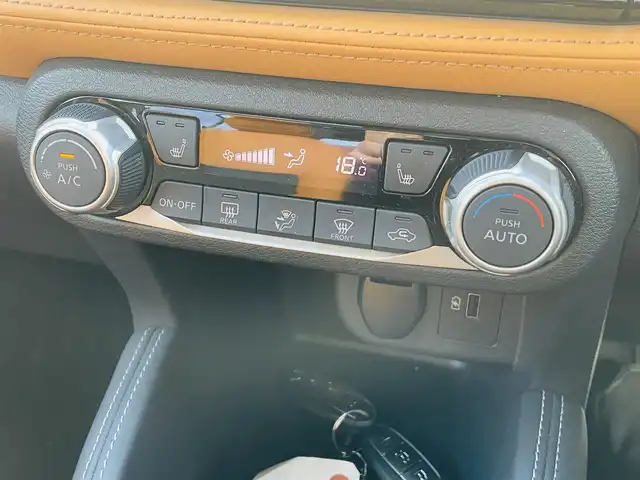 日産 キックス X ツートーンインテリアED 熊本県 2021(令3)年 3.2万km ブリリアントホワイトパール 純正ナビ/・AM/FM/CD/DVD/BT/SD/・フルセグTV/・バックカメラ/デジタルインナーミラー/インテリジェントエマージェンシーブレーキ/踏み間違い衝突防止アシスト/プロパイロット/インテリジェントアラウンドビューモニター/インテリジェントFCW/車線逸脱警報/後方車両検知警報/後退時車両検知警報/ハイビームアシスト/電動パーキングブレーキ/・ブレーキホールド/革巻きステアリング/・ステアリングスイッチ/・ハンドルヒーター/・D・N席パワーシート/・前方シートヒーター/社外ETC/前後ドライブレコーダー/フォグライト/純正１７インチAW/純正フロアマット/ドアバイザー/トノカバー/TVキャンセラー/プッシュスタート/スマートキー