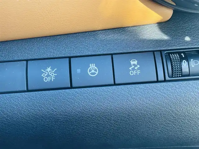 日産 キックス X ツートーンインテリアED 熊本県 2021(令3)年 3.2万km ブリリアントホワイトパール 純正ナビ/・AM/FM/CD/DVD/BT/SD/・フルセグTV/・バックカメラ/デジタルインナーミラー/インテリジェントエマージェンシーブレーキ/踏み間違い衝突防止アシスト/プロパイロット/インテリジェントアラウンドビューモニター/インテリジェントFCW/車線逸脱警報/後方車両検知警報/後退時車両検知警報/ハイビームアシスト/電動パーキングブレーキ/・ブレーキホールド/革巻きステアリング/・ステアリングスイッチ/・ハンドルヒーター/・D・N席パワーシート/・前方シートヒーター/社外ETC/前後ドライブレコーダー/フォグライト/純正１７インチAW/純正フロアマット/ドアバイザー/トノカバー/TVキャンセラー/プッシュスタート/スマートキー