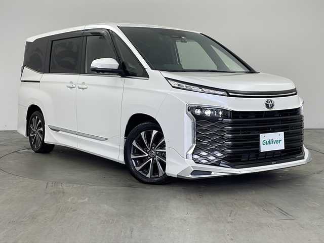 トヨタ ヴォクシー S－Z 兵庫県 2022(令4)年 0.3万km ホワイトパールクリスタルシャイン ・純正ディスプレイナビ/CD/DVD/BT/USB/Miracast/HDMI/・全方位カメラ/・トヨタセーフティセンス/・レーンディパーチャーアラート/・ブラインドスポットモニター/・プリクラッシュセーフティ/・プロアクティブドライビングアシスト/・クリアランスソナー/・リヤクロストラフィックアラート/・リヤカメラディテクション/・パーキングサポートブレーキ/・安心降車アシスト/・アドバンストパーク/・ヘッドアップディスプレイ/・ロードサインアシスト/・Advanced Drive/・レーンチェンジアシスト/・レーダークルーズコントロール/・フロントクロストラフィックアラート/・ドライバーモニター/・オートマチックハイビーム/・LEDオートライト/・両側パワースライドドア/・モデリスタエアロ（フロント、サイド、リア）/・電動パーキングブレーキ/・ブレーキホールド/・MTモード付AT/・横滑り防止装置/・パーキングアシスト/・ステアリングリモコン/・デジタルインナーミラー/・ビルトインETC２．０/・運転席＋助手席シートヒーター/・ハーフレザーシート/・前後ドライブレコーダー/・純正１７インチアルミホイール