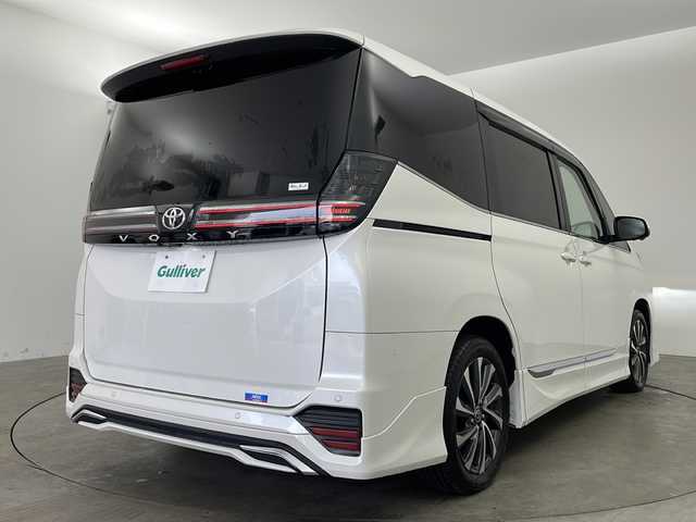 トヨタ ヴォクシー S－Z 兵庫県 2022(令4)年 0.3万km ホワイトパールクリスタルシャイン ・純正ディスプレイナビ/CD/DVD/BT/USB/Miracast/HDMI/・全方位カメラ/・トヨタセーフティセンス/・レーンディパーチャーアラート/・ブラインドスポットモニター/・プリクラッシュセーフティ/・プロアクティブドライビングアシスト/・クリアランスソナー/・リヤクロストラフィックアラート/・リヤカメラディテクション/・パーキングサポートブレーキ/・安心降車アシスト/・アドバンストパーク/・ヘッドアップディスプレイ/・ロードサインアシスト/・Advanced Drive/・レーンチェンジアシスト/・レーダークルーズコントロール/・フロントクロストラフィックアラート/・ドライバーモニター/・オートマチックハイビーム/・LEDオートライト/・両側パワースライドドア/・モデリスタエアロ（フロント、サイド、リア）/・電動パーキングブレーキ/・ブレーキホールド/・MTモード付AT/・横滑り防止装置/・パーキングアシスト/・ステアリングリモコン/・デジタルインナーミラー/・ビルトインETC２．０/・運転席＋助手席シートヒーター/・ハーフレザーシート/・前後ドライブレコーダー/・純正１７インチアルミホイール