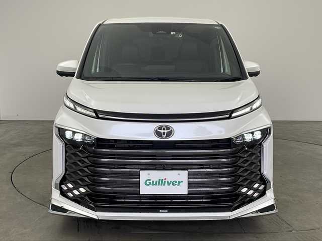 トヨタ ヴォクシー S－Z 兵庫県 2022(令4)年 0.3万km ホワイトパールクリスタルシャイン ・純正ディスプレイナビ/CD/DVD/BT/USB/Miracast/HDMI/・全方位カメラ/・トヨタセーフティセンス/・レーンディパーチャーアラート/・ブラインドスポットモニター/・プリクラッシュセーフティ/・プロアクティブドライビングアシスト/・クリアランスソナー/・リヤクロストラフィックアラート/・リヤカメラディテクション/・パーキングサポートブレーキ/・安心降車アシスト/・アドバンストパーク/・ヘッドアップディスプレイ/・ロードサインアシスト/・Advanced Drive/・レーンチェンジアシスト/・レーダークルーズコントロール/・フロントクロストラフィックアラート/・ドライバーモニター/・オートマチックハイビーム/・LEDオートライト/・両側パワースライドドア/・モデリスタエアロ（フロント、サイド、リア）/・電動パーキングブレーキ/・ブレーキホールド/・MTモード付AT/・横滑り防止装置/・パーキングアシスト/・ステアリングリモコン/・デジタルインナーミラー/・ビルトインETC２．０/・運転席＋助手席シートヒーター/・ハーフレザーシート/・前後ドライブレコーダー/・純正１７インチアルミホイール