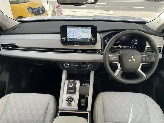 三菱 アウトランダー ＰＨＥＶ P 兵庫県 2023(令5)年 0.5万km パールⅡ ワンオーナー/純正ディスプレイオーディオナビ　フルセグ、BT、AM、FM/全方位カメラ/ビルトインETC２．０/前後ドライブレコーダー/BOSEサウンドシステム/衝突被害軽減ブレーキ/車線逸脱警報システム/ブラインドスポット/クルーズコントロール（追従あり）/マイパイロット/前席シートヒーター/レザーシート/D、N席パワーシート/パドルシフト/置くだけ充電/ステアリングスイッチ/ステアリングヒーター/ヘッドアップディスプレイ/スマートキー×２/プッシュスタート