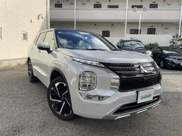 三菱 アウトランダー ＰＨＥＶ P 兵庫県 2023(令5)年 0.5万km パールⅡ ワンオーナー/純正ディスプレイオーディオナビ　フルセグ、BT、AM、FM/全方位カメラ/ビルトインETC２．０/前後ドライブレコーダー/BOSEサウンドシステム/衝突被害軽減ブレーキ/車線逸脱警報システム/ブラインドスポット/クルーズコントロール（追従あり）/マイパイロット/前席シートヒーター/レザーシート/D、N席パワーシート/パドルシフト/置くだけ充電/ステアリングスイッチ/ステアリングヒーター/ヘッドアップディスプレイ/スマートキー×２/プッシュスタート