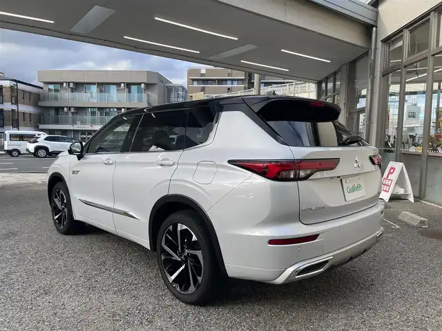 三菱 アウトランダー ＰＨＥＶ P 兵庫県 2023(令5)年 0.5万km パールⅡ ワンオーナー/純正ディスプレイオーディオナビ　フルセグ、BT、AM、FM/全方位カメラ/ビルトインETC２．０/前後ドライブレコーダー/BOSEサウンドシステム/衝突被害軽減ブレーキ/車線逸脱警報システム/ブラインドスポット/クルーズコントロール（追従あり）/マイパイロット/前席シートヒーター/レザーシート/D、N席パワーシート/パドルシフト/置くだけ充電/ステアリングスイッチ/ステアリングヒーター/ヘッドアップディスプレイ/スマートキー×２/プッシュスタート