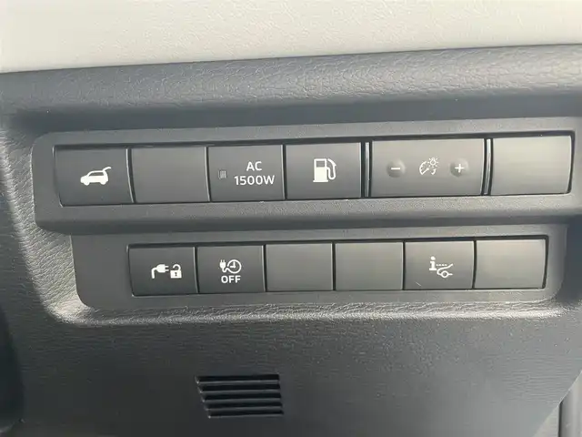 三菱 アウトランダー ＰＨＥＶ P 兵庫県 2023(令5)年 0.5万km パールⅡ ワンオーナー/純正ディスプレイオーディオナビ　フルセグ、BT、AM、FM/全方位カメラ/ビルトインETC２．０/前後ドライブレコーダー/BOSEサウンドシステム/衝突被害軽減ブレーキ/車線逸脱警報システム/ブラインドスポット/クルーズコントロール（追従あり）/マイパイロット/前席シートヒーター/レザーシート/D、N席パワーシート/パドルシフト/置くだけ充電/ステアリングスイッチ/ステアリングヒーター/ヘッドアップディスプレイ/スマートキー×２/プッシュスタート
