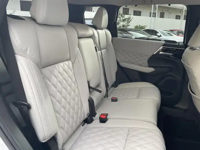 三菱 アウトランダー ＰＨＥＶ P 兵庫県 2023(令5)年 0.5万km パールⅡ ワンオーナー/純正ディスプレイオーディオナビ　フルセグ、BT、AM、FM/全方位カメラ/ビルトインETC２．０/前後ドライブレコーダー/BOSEサウンドシステム/衝突被害軽減ブレーキ/車線逸脱警報システム/ブラインドスポット/クルーズコントロール（追従あり）/マイパイロット/前席シートヒーター/レザーシート/D、N席パワーシート/パドルシフト/置くだけ充電/ステアリングスイッチ/ステアリングヒーター/ヘッドアップディスプレイ/スマートキー×２/プッシュスタート