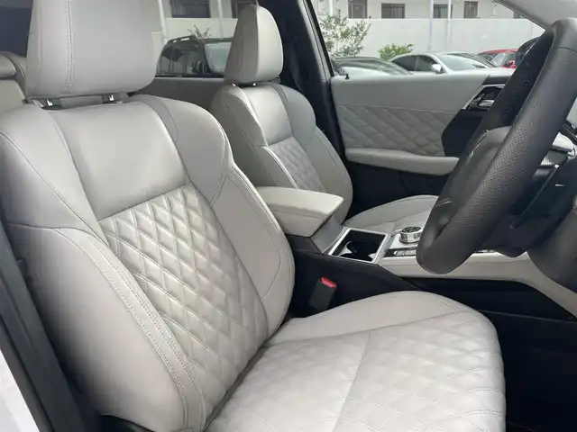 三菱 アウトランダー ＰＨＥＶ P 兵庫県 2023(令5)年 0.5万km パールⅡ ワンオーナー/純正ディスプレイオーディオナビ　フルセグ、BT、AM、FM/全方位カメラ/ビルトインETC２．０/前後ドライブレコーダー/BOSEサウンドシステム/衝突被害軽減ブレーキ/車線逸脱警報システム/ブラインドスポット/クルーズコントロール（追従あり）/マイパイロット/前席シートヒーター/レザーシート/D、N席パワーシート/パドルシフト/置くだけ充電/ステアリングスイッチ/ステアリングヒーター/ヘッドアップディスプレイ/スマートキー×２/プッシュスタート