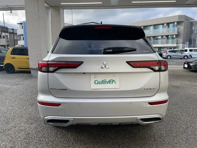 三菱 アウトランダー ＰＨＥＶ P 兵庫県 2023(令5)年 0.5万km パールⅡ ワンオーナー/純正ディスプレイオーディオナビ　フルセグ、BT、AM、FM/全方位カメラ/ビルトインETC２．０/前後ドライブレコーダー/BOSEサウンドシステム/衝突被害軽減ブレーキ/車線逸脱警報システム/ブラインドスポット/クルーズコントロール（追従あり）/マイパイロット/前席シートヒーター/レザーシート/D、N席パワーシート/パドルシフト/置くだけ充電/ステアリングスイッチ/ステアリングヒーター/ヘッドアップディスプレイ/スマートキー×２/プッシュスタート