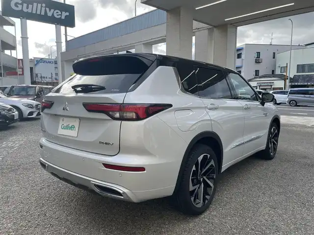 三菱 アウトランダー ＰＨＥＶ P 兵庫県 2023(令5)年 0.5万km パールⅡ ワンオーナー/純正ディスプレイオーディオナビ　フルセグ、BT、AM、FM/全方位カメラ/ビルトインETC２．０/前後ドライブレコーダー/BOSEサウンドシステム/衝突被害軽減ブレーキ/車線逸脱警報システム/ブラインドスポット/クルーズコントロール（追従あり）/マイパイロット/前席シートヒーター/レザーシート/D、N席パワーシート/パドルシフト/置くだけ充電/ステアリングスイッチ/ステアリングヒーター/ヘッドアップディスプレイ/スマートキー×２/プッシュスタート