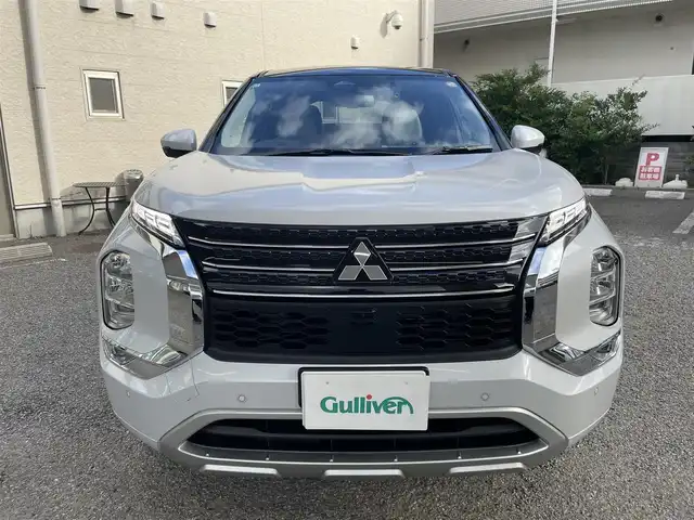 三菱 アウトランダー ＰＨＥＶ P 兵庫県 2023(令5)年 0.5万km パールⅡ ワンオーナー/純正ディスプレイオーディオナビ　フルセグ、BT、AM、FM/全方位カメラ/ビルトインETC２．０/前後ドライブレコーダー/BOSEサウンドシステム/衝突被害軽減ブレーキ/車線逸脱警報システム/ブラインドスポット/クルーズコントロール（追従あり）/マイパイロット/前席シートヒーター/レザーシート/D、N席パワーシート/パドルシフト/置くだけ充電/ステアリングスイッチ/ステアリングヒーター/ヘッドアップディスプレイ/スマートキー×２/プッシュスタート