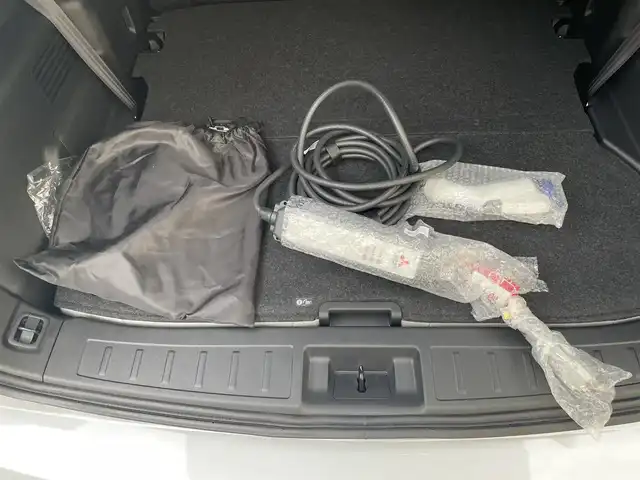 三菱 アウトランダー ＰＨＥＶ P 兵庫県 2023(令5)年 0.5万km パールⅡ ワンオーナー/純正ディスプレイオーディオナビ　フルセグ、BT、AM、FM/全方位カメラ/ビルトインETC２．０/前後ドライブレコーダー/BOSEサウンドシステム/衝突被害軽減ブレーキ/車線逸脱警報システム/ブラインドスポット/クルーズコントロール（追従あり）/マイパイロット/前席シートヒーター/レザーシート/D、N席パワーシート/パドルシフト/置くだけ充電/ステアリングスイッチ/ステアリングヒーター/ヘッドアップディスプレイ/スマートキー×２/プッシュスタート