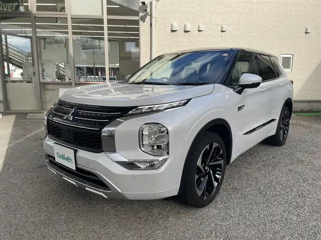 三菱 アウトランダー ＰＨＥＶ P 兵庫県 2023(令5)年 0.5万km パールⅡ ワンオーナー/純正ディスプレイオーディオナビ　フルセグ、BT、AM、FM/全方位カメラ/ビルトインETC２．０/前後ドライブレコーダー/BOSEサウンドシステム/衝突被害軽減ブレーキ/車線逸脱警報システム/ブラインドスポット/クルーズコントロール（追従あり）/マイパイロット/前席シートヒーター/レザーシート/D、N席パワーシート/パドルシフト/置くだけ充電/ステアリングスイッチ/ステアリングヒーター/ヘッドアップディスプレイ/スマートキー×２/プッシュスタート