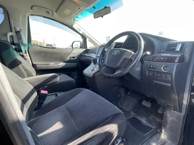 トヨタ ヴェルファイア 2．4Z 香川県 2013(平25)年 10.9万km ブラック 純正8型HDDナビ（NHZN-X62G）/・Bluetooth接続/・フルセグTV/・HDDミュージックサーバー/・CD/DVD/・AM/FM/純正11型後席用モニター（V11T-R62C）/両側電動スライドドア/クリアランスソナー/純正18インチアルミホイール/ビルトインETC/nanoe/オットマン/ステアリングリモコン/純正フロアマット/純正ドアバイザー/３列シート/MTモード付AT/ウォークスルー(2列目)/プッシュスタート/スマートキー