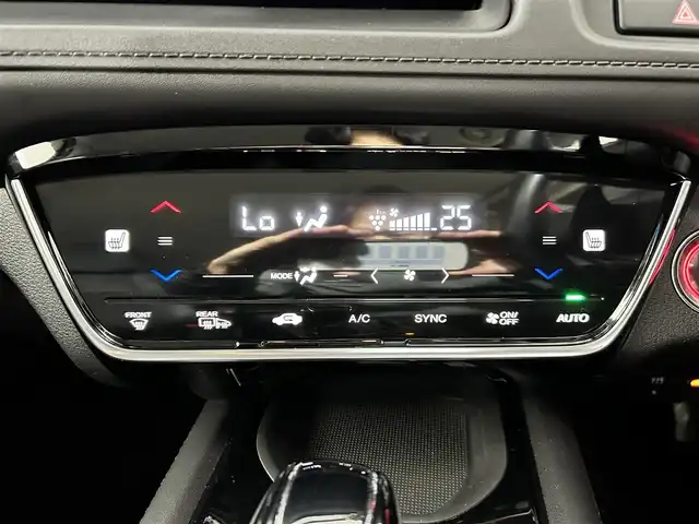 ホンダ ヴェゼル ハイブリッド Z ホンダセンシング 佐賀県 2020(令2)年 2.9万km ルーセブラックM 純正７インチナビ/（フルセグTV/CD/DVD/Bluetooth//USB/SD録音）/バックカメラ/衝突被害軽減ブレーキ/レーンキープアシスト/シートヒーター/ハーフレザーシート/パドルシフト/レーダークルーズコントロール/純正１７インチアルミホイール/ＬＥＤヘッドライト/オートライト/フォグライト/純正フロアマット/ビルトインＥＴＣ/スマートキー/スペアキー×１/電子パーキングブレーキ/ステアリングリモコン/横滑り防止装置/盗難防止装置