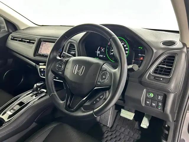 ホンダ ヴェゼル ハイブリッド Z ホンダセンシング 佐賀県 2020(令2)年 2.9万km ルーセブラックM 純正７インチナビ/（フルセグTV/CD/DVD/Bluetooth//USB/SD録音）/バックカメラ/衝突被害軽減ブレーキ/レーンキープアシスト/シートヒーター/ハーフレザーシート/パドルシフト/レーダークルーズコントロール/純正１７インチアルミホイール/ＬＥＤヘッドライト/オートライト/フォグライト/純正フロアマット/ビルトインＥＴＣ/スマートキー/スペアキー×１/電子パーキングブレーキ/ステアリングリモコン/横滑り防止装置/盗難防止装置