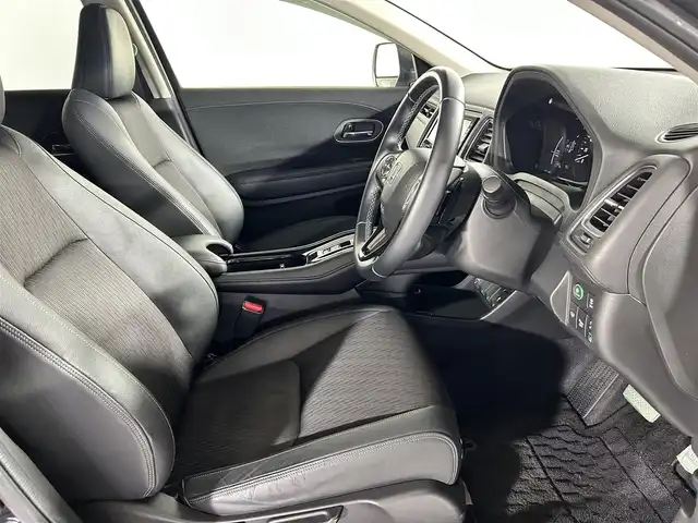 ホンダ ヴェゼル ハイブリッド Z ホンダセンシング 佐賀県 2020(令2)年 2.9万km ルーセブラックM 純正７インチナビ/（フルセグTV/CD/DVD/Bluetooth//USB/SD録音）/バックカメラ/衝突被害軽減ブレーキ/レーンキープアシスト/シートヒーター/ハーフレザーシート/パドルシフト/レーダークルーズコントロール/純正１７インチアルミホイール/ＬＥＤヘッドライト/オートライト/フォグライト/純正フロアマット/ビルトインＥＴＣ/スマートキー/スペアキー×１/電子パーキングブレーキ/ステアリングリモコン/横滑り防止装置/盗難防止装置