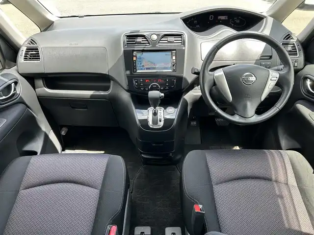 日産 セレナ ハイウェイS G Sハイブリッド 島根県 2013(平25)年 6.8万km ブリリアントホワイトパール 純正ナビ(MC312D-W)/(AM/FM/CD/DVD/Bluetooth)/クルーズコントロール/バックカメラ/片側パワースライドドア/ビルトインETC/後席サンシェード/スマートキー/スペアキー×1/プッシュスタート/純正16インチアルミホイール/純正フロアマット/取扱説明書/保証書