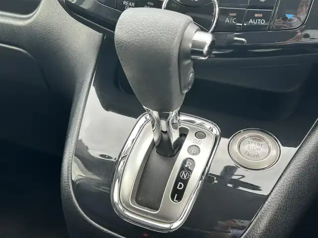 日産 セレナ ハイウェイS G Sハイブリッド 島根県 2013(平25)年 6.8万km ブリリアントホワイトパール 純正ナビ(MC312D-W)/(AM/FM/CD/DVD/Bluetooth)/クルーズコントロール/バックカメラ/片側パワースライドドア/ビルトインETC/後席サンシェード/スマートキー/スペアキー×1/プッシュスタート/純正16インチアルミホイール/純正フロアマット/取扱説明書/保証書