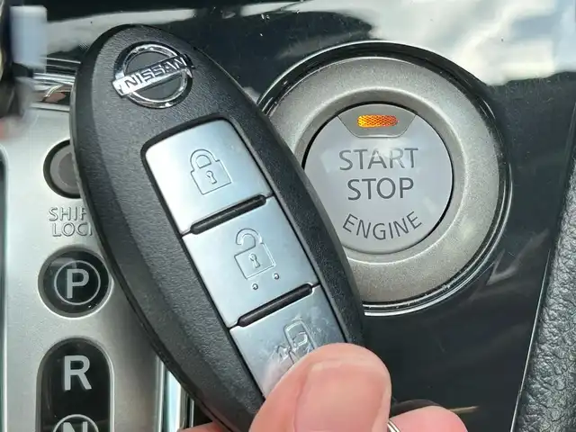 日産 セレナ ハイウェイS G Sハイブリッド 島根県 2013(平25)年 6.8万km ブリリアントホワイトパール 純正ナビ(MC312D-W)/(AM/FM/CD/DVD/Bluetooth)/クルーズコントロール/バックカメラ/片側パワースライドドア/ビルトインETC/後席サンシェード/スマートキー/スペアキー×1/プッシュスタート/純正16インチアルミホイール/純正フロアマット/取扱説明書/保証書