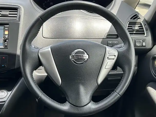 日産 セレナ ハイウェイS G Sハイブリッド 島根県 2013(平25)年 6.8万km ブリリアントホワイトパール 純正ナビ(MC312D-W)/(AM/FM/CD/DVD/Bluetooth)/クルーズコントロール/バックカメラ/片側パワースライドドア/ビルトインETC/後席サンシェード/スマートキー/スペアキー×1/プッシュスタート/純正16インチアルミホイール/純正フロアマット/取扱説明書/保証書