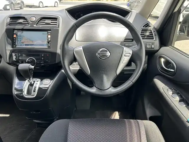 日産 セレナ ハイウェイS G Sハイブリッド 島根県 2013(平25)年 6.8万km ブリリアントホワイトパール 純正ナビ(MC312D-W)/(AM/FM/CD/DVD/Bluetooth)/クルーズコントロール/バックカメラ/片側パワースライドドア/ビルトインETC/後席サンシェード/スマートキー/スペアキー×1/プッシュスタート/純正16インチアルミホイール/純正フロアマット/取扱説明書/保証書