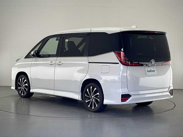 トヨタ ノア 宮崎県 2022(令4)年 3.1万km ホワイトパールクリスタルシャイン 純正ディスプレイオーディオナビ(フルセグTV/BT)/後席モニター/レーダークルコン/両側パワスラ/衝突軽減ブレーキ/コーナーセンサー/全方位モニター/トヨタセーフティ/シートヒーター/ステアリングスイッチ/ドラレコ前後/ETC2.0/USBポート/純正LEDヘッドライト/純正17インチアルミホイル/純正フロアマット/プッシュスタート/スマートキー