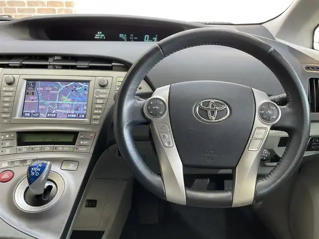 トヨタ プリウス G ツーリングセレ レザーパック 岩手県 2013(平25)年 8万km ホワイトパールクリスタルシャイン ヘッドアップディスプレイ/追従クルーズコントロール/オートライト/横滑り防止装置/アイドリングストップ/バックカメラ/コーナーセンサー/レザーシート/前席シートヒーター/運転席パワーシート/ビルトインETC/ワイパーデアイサー/ヘッドライトウォッシャー/パーキングアシスト/純正HDDナビ/純正フロアマット/純正17インチアルミホイール/純正LEDヘッドライト/純正オプションフォグライト/純正フロアマット/パワーステアリング/パワーウィンドウ