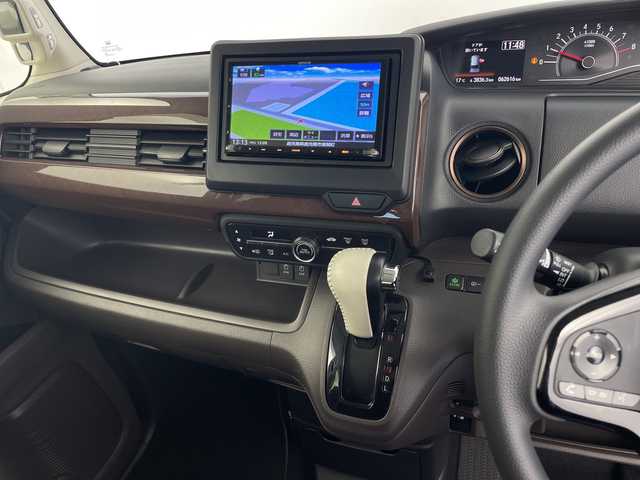 ホンダ Ｎ ＢＯＸ G･L ホンダセンシング カッパーブラウンスタイル 鹿児島県 2018(平30)年 6.3万km プラチナホワイトパール 社外ナビ/(BT/CD/DVD/AM/FM/フルセグTV)/ホンダセンシング/先行車発進お知らせ機能/誤発進抑制機能/衝突軽減ブレーキ/レーンキープアシスト/レーダークルーズコントロール/両側パワースライドドア/チップアップシート/前方ドライブレコーダー/ベンチシート/後方コーナーセンサー/オートマチックハイビーム/ビルトインETC/アイドリングストップ/ステアリングスイッチ/純正LEDヘッドライト/純正フロアマット/保証書/取扱説明書