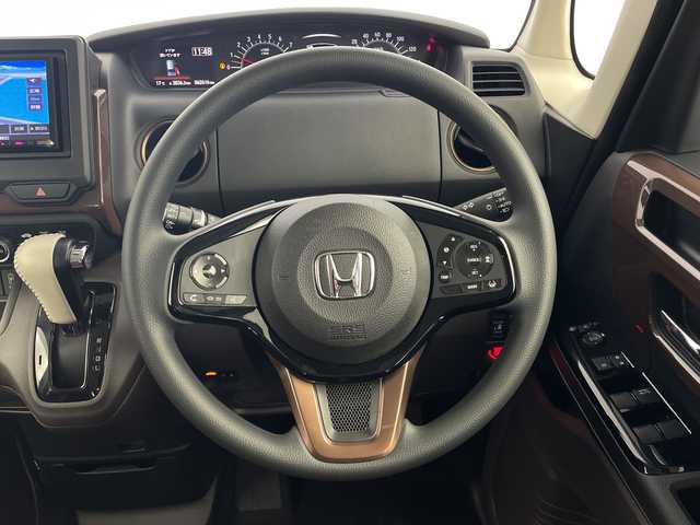 ホンダ Ｎ ＢＯＸ G･L ホンダセンシング カッパーブラウンスタイル 鹿児島県 2018(平30)年 6.3万km プラチナホワイトパール 社外ナビ/(BT/CD/DVD/AM/FM/フルセグTV)/ホンダセンシング/先行車発進お知らせ機能/誤発進抑制機能/衝突軽減ブレーキ/レーンキープアシスト/レーダークルーズコントロール/両側パワースライドドア/チップアップシート/前方ドライブレコーダー/ベンチシート/後方コーナーセンサー/オートマチックハイビーム/ビルトインETC/アイドリングストップ/ステアリングスイッチ/純正LEDヘッドライト/純正フロアマット/保証書/取扱説明書