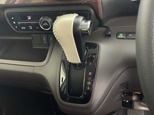 ホンダ Ｎ ＢＯＸ G･L ホンダセンシング カッパーブラウンスタイル 鹿児島県 2018(平30)年 6.3万km プラチナホワイトパール 社外ナビ/(BT/CD/DVD/AM/FM/フルセグTV)/ホンダセンシング/先行車発進お知らせ機能/誤発進抑制機能/衝突軽減ブレーキ/レーンキープアシスト/レーダークルーズコントロール/両側パワースライドドア/チップアップシート/前方ドライブレコーダー/ベンチシート/後方コーナーセンサー/オートマチックハイビーム/ビルトインETC/アイドリングストップ/ステアリングスイッチ/純正LEDヘッドライト/純正フロアマット/保証書/取扱説明書