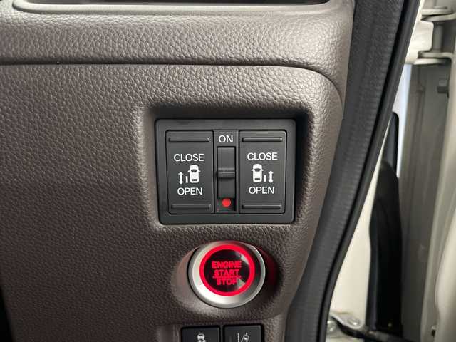 ホンダ Ｎ ＢＯＸ G･L ホンダセンシング カッパーブラウンスタイル 鹿児島県 2018(平30)年 6.3万km プラチナホワイトパール 社外ナビ/(BT/CD/DVD/AM/FM/フルセグTV)/ホンダセンシング/先行車発進お知らせ機能/誤発進抑制機能/衝突軽減ブレーキ/レーンキープアシスト/レーダークルーズコントロール/両側パワースライドドア/チップアップシート/前方ドライブレコーダー/ベンチシート/後方コーナーセンサー/オートマチックハイビーム/ビルトインETC/アイドリングストップ/ステアリングスイッチ/純正LEDヘッドライト/純正フロアマット/保証書/取扱説明書