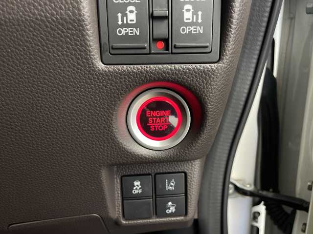 ホンダ Ｎ ＢＯＸ G･L ホンダセンシング カッパーブラウンスタイル 鹿児島県 2018(平30)年 6.3万km プラチナホワイトパール 社外ナビ/(BT/CD/DVD/AM/FM/フルセグTV)/ホンダセンシング/先行車発進お知らせ機能/誤発進抑制機能/衝突軽減ブレーキ/レーンキープアシスト/レーダークルーズコントロール/両側パワースライドドア/チップアップシート/前方ドライブレコーダー/ベンチシート/後方コーナーセンサー/オートマチックハイビーム/ビルトインETC/アイドリングストップ/ステアリングスイッチ/純正LEDヘッドライト/純正フロアマット/保証書/取扱説明書