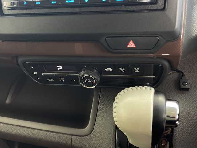 ホンダ Ｎ ＢＯＸ G･L ホンダセンシング カッパーブラウンスタイル 鹿児島県 2018(平30)年 6.3万km プラチナホワイトパール 社外ナビ/(BT/CD/DVD/AM/FM/フルセグTV)/ホンダセンシング/先行車発進お知らせ機能/誤発進抑制機能/衝突軽減ブレーキ/レーンキープアシスト/レーダークルーズコントロール/両側パワースライドドア/チップアップシート/前方ドライブレコーダー/ベンチシート/後方コーナーセンサー/オートマチックハイビーム/ビルトインETC/アイドリングストップ/ステアリングスイッチ/純正LEDヘッドライト/純正フロアマット/保証書/取扱説明書