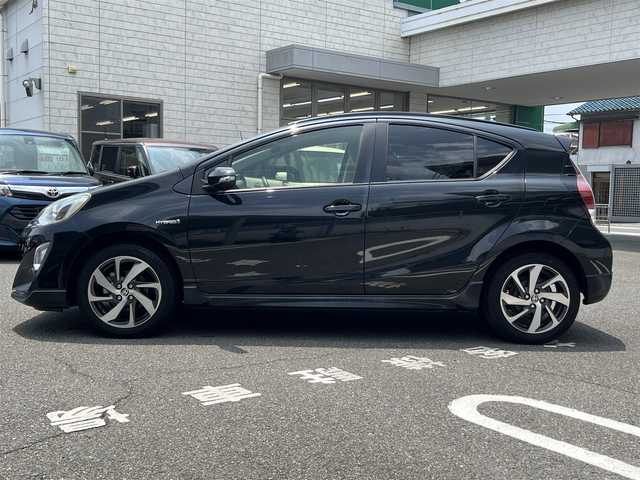 トヨタ アクア X－URBAN ソリッド 大阪府 2016(平28)年 7.5万km ブラックマイカ ワンオーナー/社外8インチナビ・フルセグTV・CD・/　　DVD・Bluetooth・USB・AUX/LEDオートヘッドライト/トヨタセーフティセンス/前席シートヒーター/LEDフォグランプ/バックカメラ/ETC/スマートキー2個/ドライブレコーダー/ステアリングスイッチ/電動格納ウインカーミラー/純正16インチアルミホイール