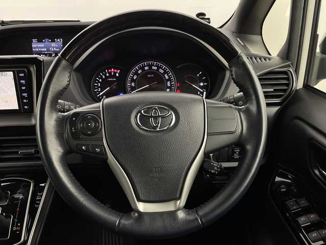 トヨタ エスクァイア Gi 新潟県 2018(平30)年 4.3万km ホワイトパールクリスタルシャイン 衝突被害軽減ブレーキ/レーンキープアシスト/純正７インチナビ/　（フルセグTV/BT/CD/DVD/AM/FM）/バックカメラ/両側パワースライドドア/クルーズコントロール/LEDヘッドライト/革シート/シートヒーター/純正15インチアルミホイール/アイドリングストップ/スマートキー/ビルトインETC